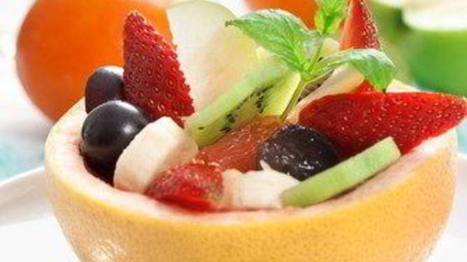 Рецепт Сладкого салата из бананов, винограда, ананаса и цитрусов