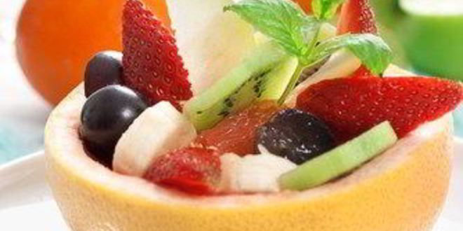 Рецепт сладкого салата из бананов, винограда, ананаса и цитрусов