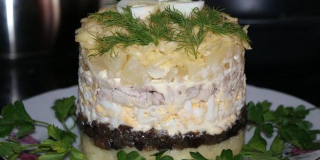 Рецепт слоеного салата с курицей и ананасами