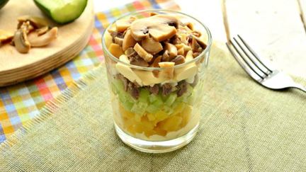 Рецепт Слоеного салата с мясом и грибами