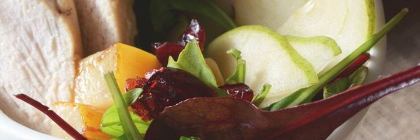 Рецепт Теплого салата с грушей, жареным козьим сыром и курицей с лаймовой заправкой