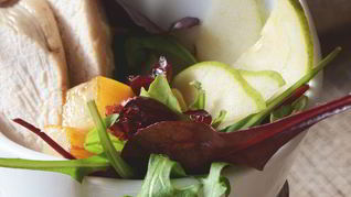 Рецепт Теплого салата с грушей, жареным козьим сыром и курицей с лаймовой заправкой