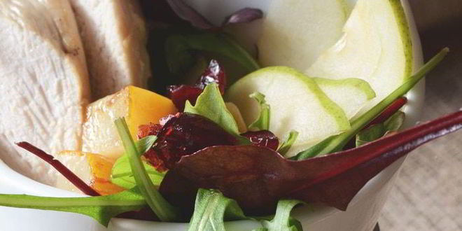 Рецепт теплого салата с грушей, жареным козьим сыром и курицей с лаймовой заправкой