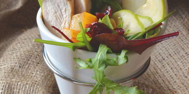 Рецепт теплого салата с грушей, жареным козьим сыром и курицей с лаймовой заправкой