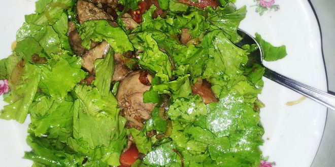 Рецепт теплого салата с печенью и карамелизированным луком