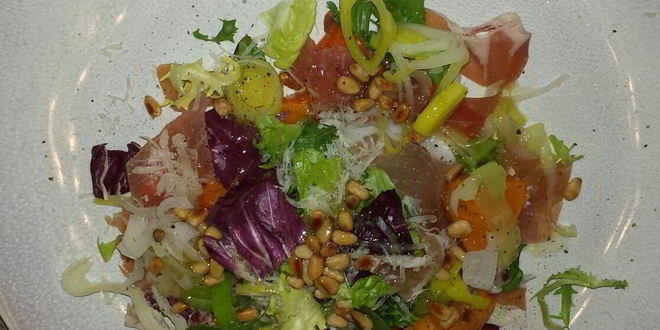 Рецепт салата из хурмы с пармезаном и хересным винегретом