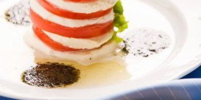 Рецепт салата из помидоров и козьего сыра с базиликовым винегретом