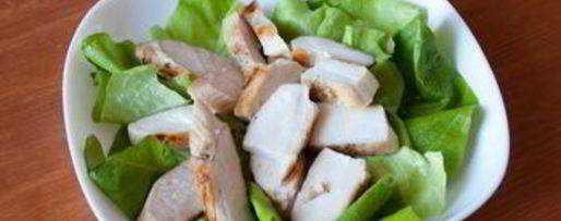 Шаг 4: салата с курицей, томатами и шафрановым винегретом