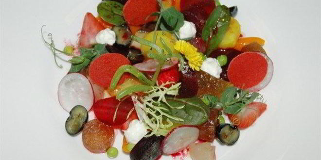 Рецепт винегрета с чипсами из томатов и ежевики