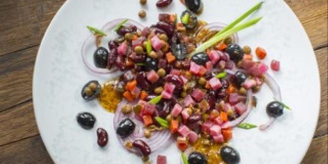 Рецепт винегрета с красной фасолью, маслинами и медово-горчичной заправкой