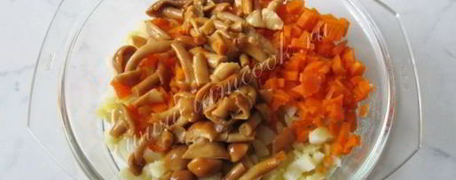 Шаг 4: винегрета с маринованными опятами