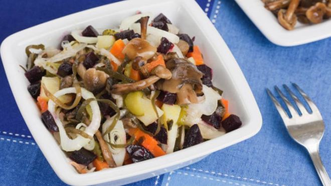 Рецепт Винегрета с солеными опятами и морской капустой