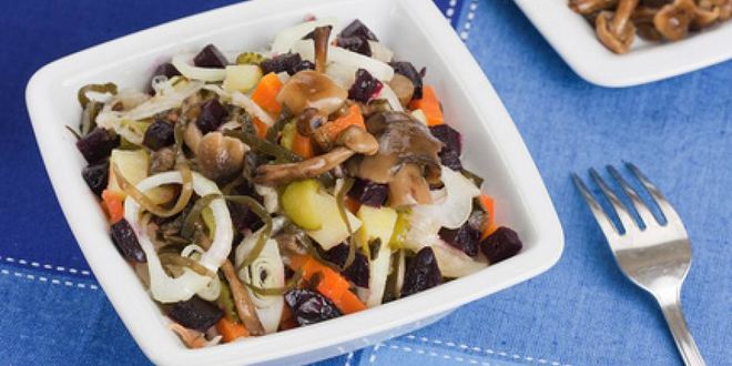 Рецепт винегрета с солеными опятами и морской капустой