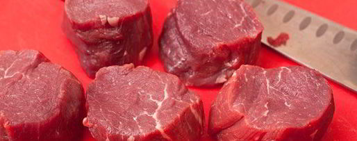 Шаг 2: филе-миньона и томатный соус с базиликом