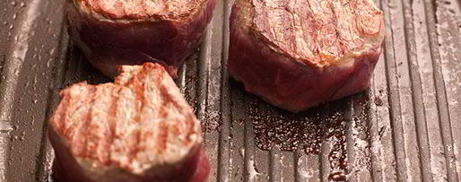 Шаг 3: филе-миньона и томатный соус с базиликом