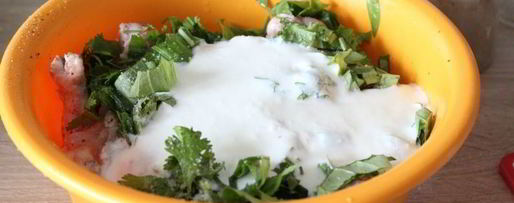 Шаг 2: маринада для курицы на кефире с чесноком и травами