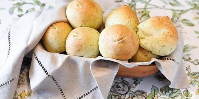 Рецепт булочек с соусом песто