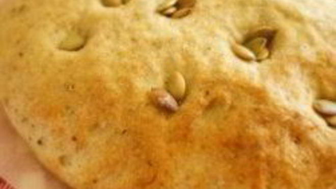 Рецепт Фокаччи с соусом песто и тыквенными семечками