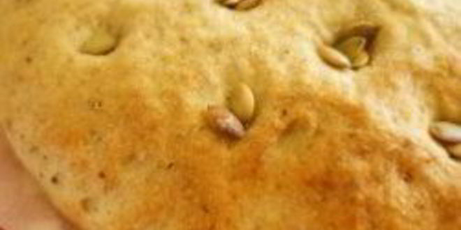 Рецепт фокаччи с соусом песто и тыквенными семечками