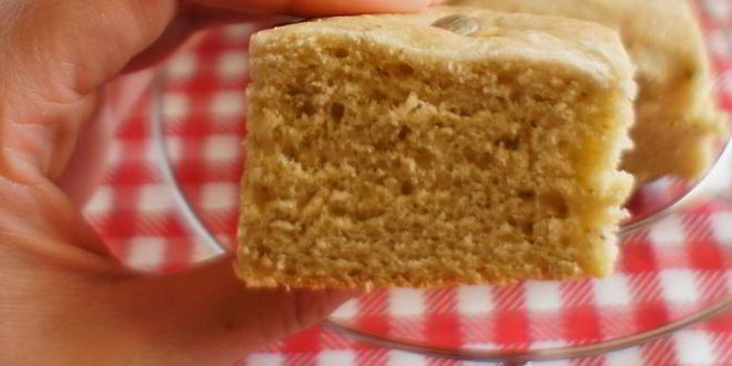 Рецепт фокаччи с соусом песто и тыквенными семечками