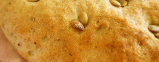 Шаг 5: фокаччи с соусом песто и тыквенными семечками