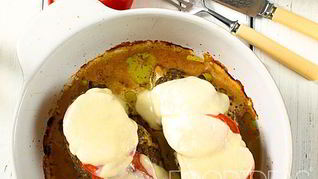 Рецепт Куриной грудки с соусом песто, помидорами и моцареллой