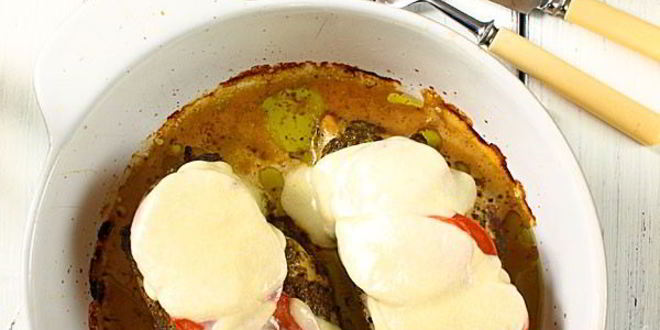 Рецепт куриной грудки с соусом песто, помидорами и моцареллой