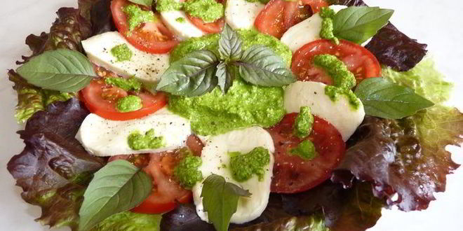 Рецепт моцареллы с помидорами под соусом песто