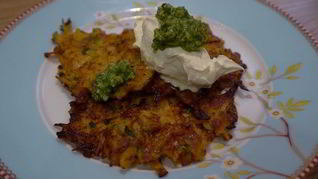 Рецепт Оладий из сладкого картофеля с соусом песто