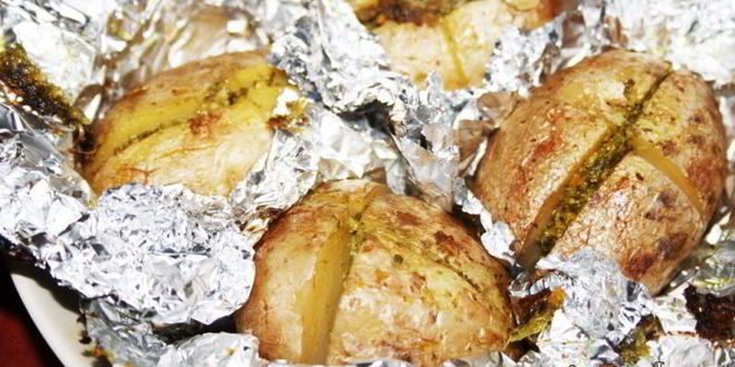 Рецепт печеного картофеля с соусом песто