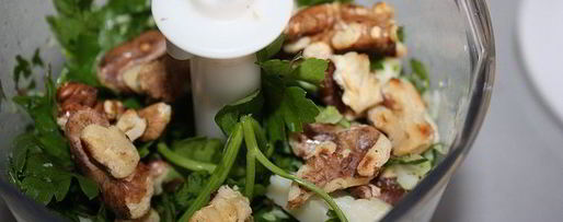 Шаг 1: песто из зелени петрушки с перцем чили