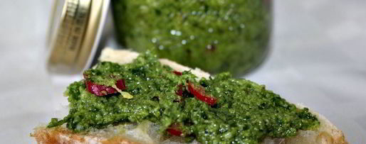 Шаг 2: песто из зелени петрушки с перцем чили