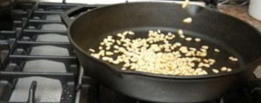 Шаг 3: песто на сковороде