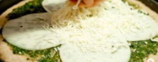 Шаг 5: пиццы три сыра с соусом песто