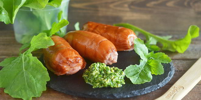 Рецепт сосисок-гриля с соусом песто из руколлы