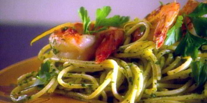 Рецепт спагетти с соусом песто из рукколы и королевскими креветками