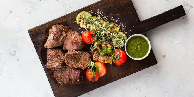 Рецепт стейка на гриле с соусом песто