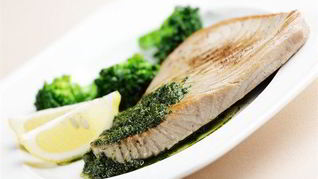 Рецепт Тунца с соусом песто из кинзы и грецких орехов