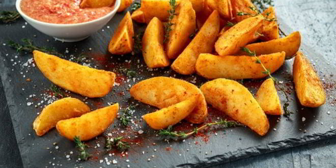 Рецепт хрустящего картофеля с соусом сальса и кокосовой стружкой