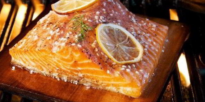 Рецепт копченого филе лосося и сальса из авокадо