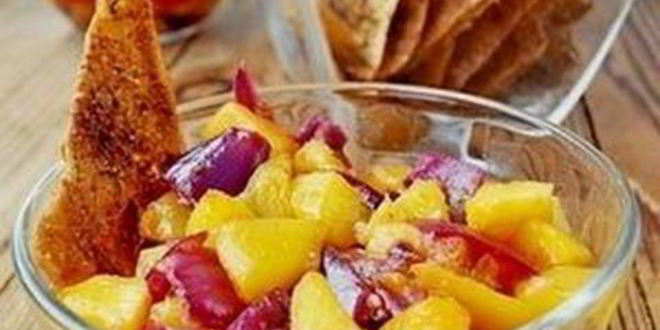 Рецепт персиковой сальсы с чипсами из лаваша со специями