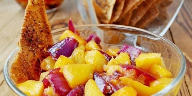 Рецепт персиковой сальсы с чипсами из лаваша