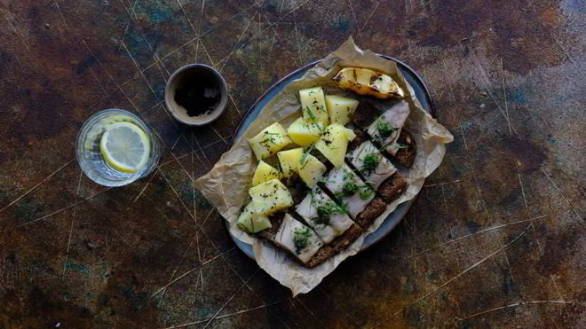 Рецепт Скумбрии на бородинских тостах с соусом сальса верде