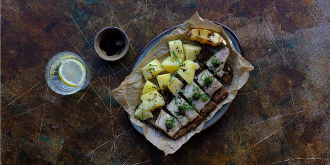 Рецепт скумбрии на бородинских тостах с соусом сальса верде