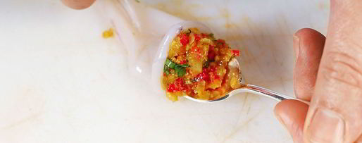 Шаг 2: фаршированных кальмаров на тартаре из томатов