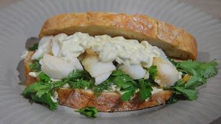 Рецепт Сэндвича с рыбными пальчиками и тартаром