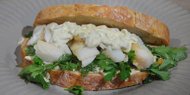 Рецепт сэндвича с рыбными пальчиками и тартаром