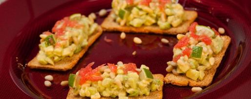 Шаг 2: тартара из авокадо с кедровыми орехами