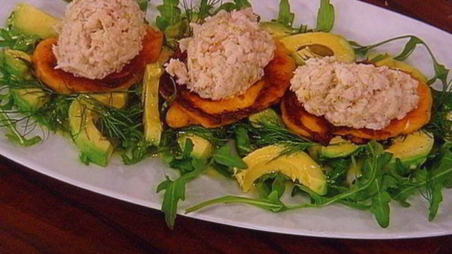 Рецепт Тартара из форели на блинчиках из батата, авокадо-рукола салат