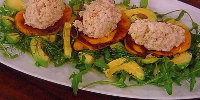 Рецепт тартара из форели на блинчиках из батата, авокадо-рукола салат